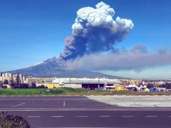 etna in eruzione cenere a catania